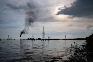 Mange års olieproduktion har hverken gavnet miljøet omkring eller luften over Maracaibo Søren i Venezuela. Mange års underinvesteringer har betydet lækkende rørledninger og manglende oprydning. Foto: AP/Rainer Pena