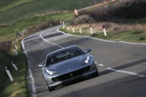 En test af Ferraris nyeste model, GTC4 Lusso T, er balsam for sjælen, især når køreturen foregår i det forårsramte Toscana. Foto: Ferrari