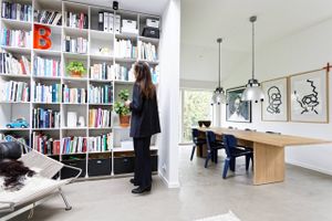 Et umiddelbart ydmygt hus i Højbjerg gemmer på store, lyse rum med masser af ovenlysvinduer og en eklektisk blanding af dansk design, kunst og samleobjekter. Kom indenfor i arkitektens frirum.