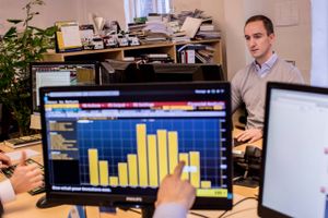 De negative renter i bankerne kan få danske privatinvestorer til at blive på aktiemarkedet, selvom de seneste uger har budt på fald til nogen af de mest højtflyvende aktier.
