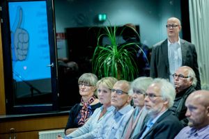 Rasmus Visby (stående) indledte kundeoprøret i Nykredit, som førte til flere debatmøder bl.a. i Vejle i november 2015 med deltagelse af repræsentantskabsmedlem og bestyrelsesmedlem Nina Smith (tv). Foto: Mads Hansen.