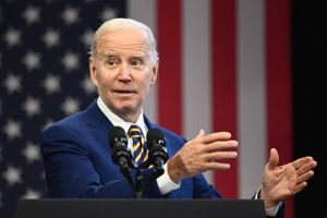 I Polen vil Joe Biden forsikre ukrainerne om, at USA fortsat vil yde militær støtte til at bekæmpe russerne. Men hjemme i USA har præsidenten problemer.