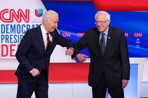 Joe Biden og Bernie Sanders stod for første gang alene på scenen i en debat, som var præget af den eskalerende coronakrise og rejste nye spørgsmål om de to kandidaters alder.
