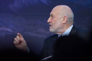 Der er rift om at komme til at sidde til bords med Nobelpristageren, økonomiprofessor Joseph Stiglitz. Foto: WEF/Greg Beadle