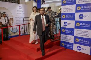 Mukesh Ambani, chairman and managing director of the Reliance Industries right, and his wife Nita Ambani, left, arrive for the company's annual general meeting in Mumbai on Aug. 12, 2019. Foto: Bloomberg/Dhiraj Singh