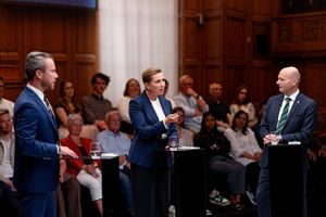 Søren Papes politik vil betyde 40.000 fyringer i det offentlige, lød statsministerens angreb. Men hvis man følger den logik, vil Socialdemokratiets egen politik også ramme de offentligt ansatte.