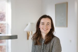 Midt på Sjælland i et område, de kalder “Mini-København” bor en familie med tre små børn. Her har de fået mange kvadratmeter for en yderst rimelig pris, og dem har de indrettet med enkle, lyse møbler og masser af luft. 
