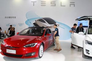 Den nyeste udgave af en Tesla Model S Long Range Plus kan køre mere end 643 km på en enkelt opladning, hævder topchef Elon Musk og henviser til en endnu ikke offendtliggjort test fra EPA. Foto: Imaginechina via AP Images