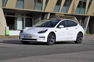 Den amerikanske bilproducent Tesla ændrer deres bilers overvågningssystem efter kritik. Bilerne har indtil nu optaget forbipasserende, så snart bilen opfangede bevægelse, men det er i strid med reglerne. 