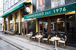 Ejendommen, som har rummet Københavns ældste cafe, får ny ejer. Prisen for den historiske bygning er et tocifret millionbeløb. (Opdateret.)