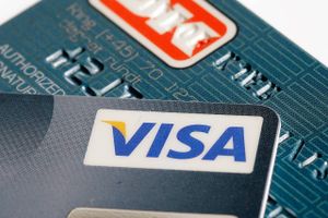 Finans Fakta: Jyske Bank vil droppe Visa-dankortet for i stedet at udstyre kunderne med henholdsvis et dankort og et Visa-kort. Der er bare et problem.