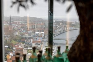 Et godt sted at bo og nogle gode steder at spise er ofte hjørnestenene på en perfekt ferie. Flere steder i Danmark kan man få begge ønsker opfyldt på samme matrikel.