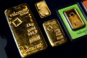 Guldefterspørgslen er steget voldsomt som følge af centralbankerne og detailinvestorernes sult efter ædelmetallet, viser en ny opgørelse fra organisationen World Gold Council. På samme tid er prisen braget i vejret.