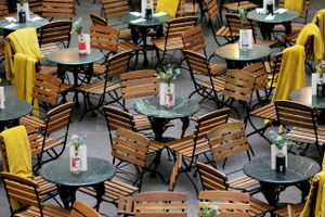Tomme borde som her i Covent Garden i London står som symboler på nedlukningen under coronakrisen, og mange briter frygter for deres arbejde i de næste tre måneder. Foto: Reuters/Simon Dawson