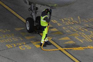 A ground crew member connects a fuel hose to a Deutsche Lufthansa Airbus A321 aircraft at Tegel airport in Berlin on March 13, 2019. Foto: Bloomberg/Krisztian Bocsi