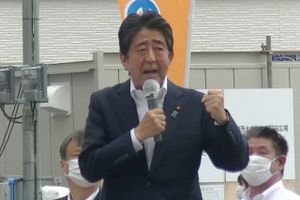 Dette billede, som er taget fra en video optaget af et øjenvidne, viser Shinzo Abe holde tale kort inden attentatet. 
Foto: Toshiharu Otani/AFP
 
