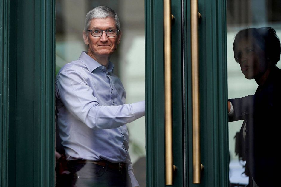 Apple's topchef Tim Cook har efter pres fra investorerne meddelt, at hans samlede løn vil blive berkåret med 40 pct. i 2023. Foto: Joshua Roberts/Reuters/Ritzau Scanpix