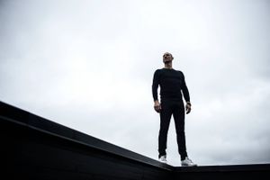 Indsigt: Som 17-årig fandt Richardt Deleuran vejen fra en skoletræt knægt til en driftig iværksætter. Men kompromisløsheden var tæt på at koste dyrt i en ung alder. Et 41 år langt liv med heftige op- og nedture som serieiværksætter har nu bragt ham til det punkt, hvor ideen og timingen er til at skabe den store milliardforretning, mener han.