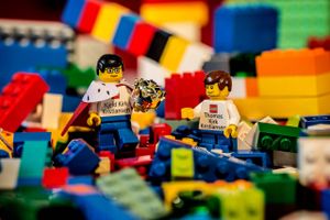 Kjeld Kirk Kristiansen overgiver Lego-tronen til sin søn, Thomas Kirk Kristiansen