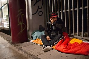 Københavns Kommune har valgt at fjerne støtte til udenlandske hjemløse fra årsskiftet. Andre tiltag blev prioriteret først, forklarer socialborgmesteren.
