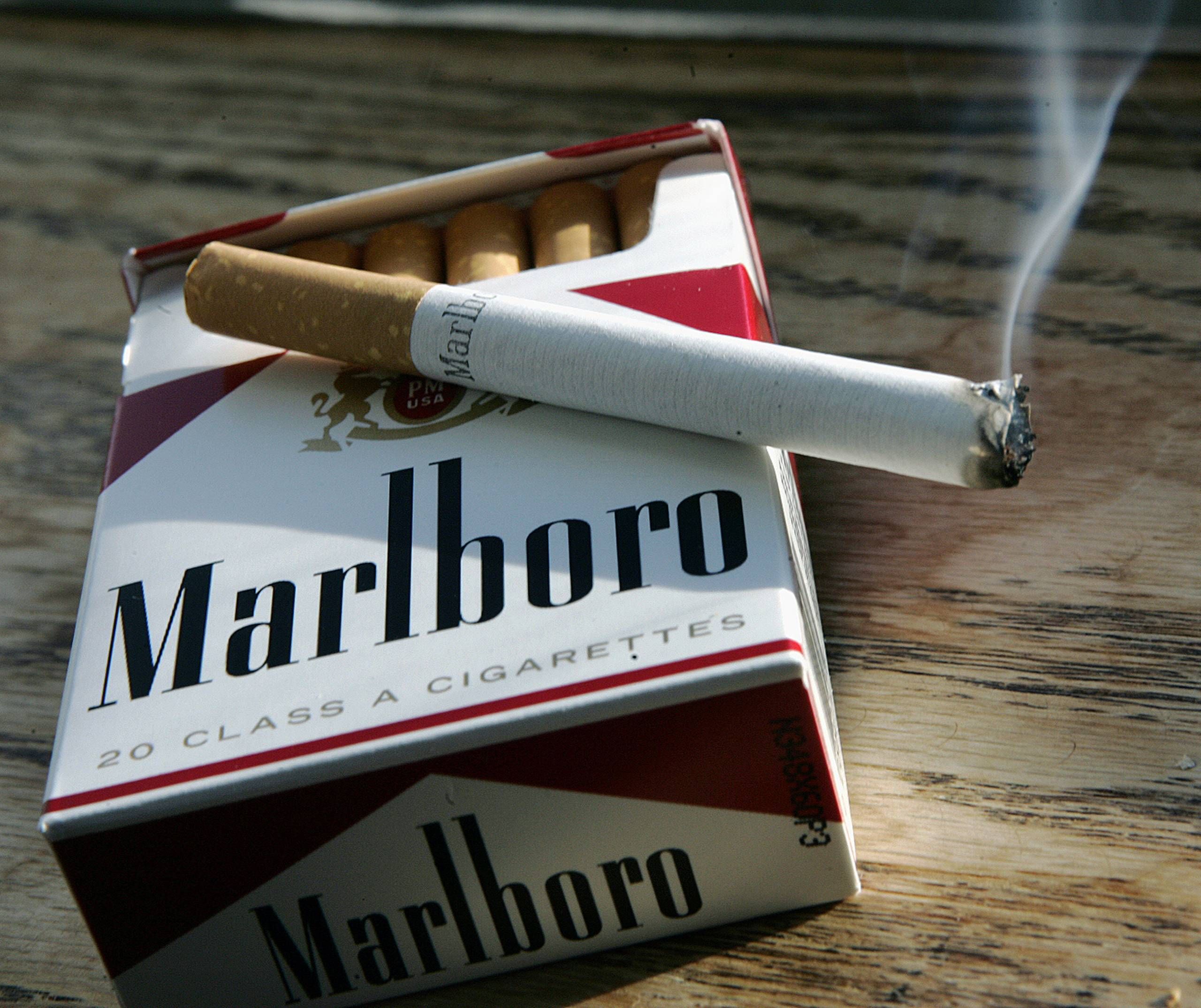 Сигарета мальборо. Marlboro красная пачка. Мальборо Филип Моррис. Сигареты Мальборо 2022. Пачка сигарет Мальборо.