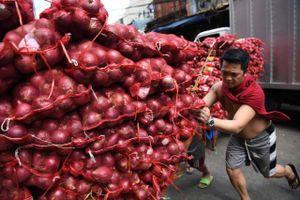 På Filippinerne er noget så simpelt som løg blevet et symbol på den buldrende inflation, der har hærget landet det seneste år. 