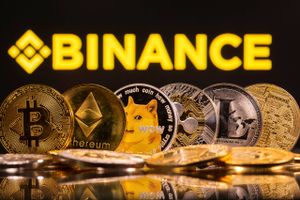 Værdien på kryptovalutaen bitcoin er på blot to dage faldet til det laveste niveau siden juni i fjor.