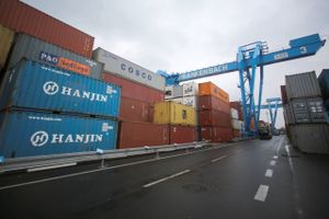 De forskellige rederiers containere er stablet sammen hulter til bulter, så overblikket over Hanjins samlede containere er ikke så ligetil. 