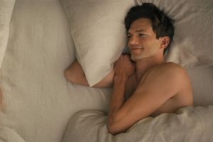 Der er anslag til nye toner i den nye Netflix-rom-com ”Your Place Or Mine”, men det hele udvikler sig efter utroligt velkendte formler. 
