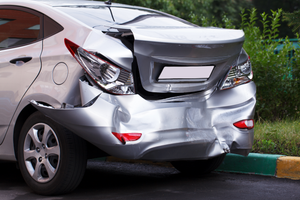 Forsikringsselskaberne står parat med alle tiders julegave til bilejere: Krig på bilforsikringer i 2017. Mindre og mere sikre biler skærer i skadesudgifterne, og det puster til priskrigen, lyder meldingen fra aktører i branchen.