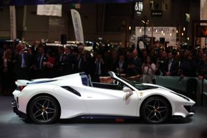 A Ferrari 488 Pista luxury automobile stands on display during the Paris Motor Show in Paris on Oct. 2, 2018. Foto: Bloomberg photo by Krisztian Bocsi