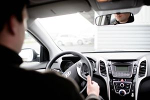 Et forskningsprojekt viser, at påmindelser under kørslen om hastighedsoverskridelser og muligheden for at få en billigere forsikring ved lovlig kørsel får danskerne til at køre pænere.