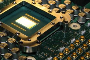 Forskere og sikkerhedsfirmaer har opdaget nye, alvorlige sårbarheder i alle processorer fra Intel – og dermed langt de fleste computere. Nu gælder det om at opdatere sin computer.