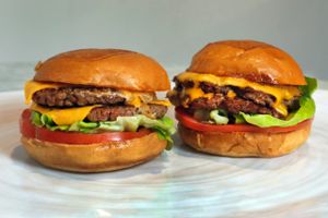 An Original Impossible Burger, left, and a Cali Burger, from Umami Burger, are shown in this photo in New York, Friday, May 3, 2019. A new era of meat alternatives is here, with Beyond Meat becoming the first vegan meat company to go public and Impossible Burger popping up on menus around the country. Foto: AP Photo/Richard Drew