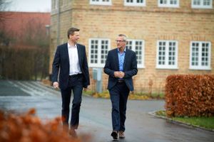 Seas-NVE har købt Ørsteds elnetselskab Radius for 21,3 mia. kr. Det sker efter en dramatisk proces, hvor danske politikere fik sat udenlandske spillere ud af kampen.