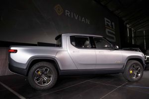 Rivian har fået et forspring i forhold til konkurrenterne med sin første elektriske pick-up R1T, der er blevet leveret til en rigtig kunde - og samlebåndet kører nu. Foto: Bloomberg/Patrick T. Fallon