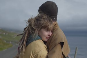 Sprød dokumentarfilm fra Færøerne om kunstneriske unge sjæle tiltvinger sig vej til de danske biografer efter succes på festivalen CPH:DOX. Som en lille sart blomst, der finder vej gennem sort asfalt.  