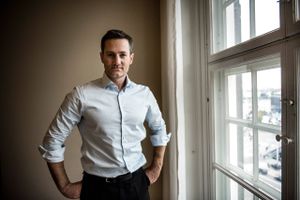 De Konservatives forsvarsordfører Rasmus Jarlov bliver ny erhvervsminister. Han afløser Brian Mikkelsen, der bliver direktør i Dansk Erhverv.