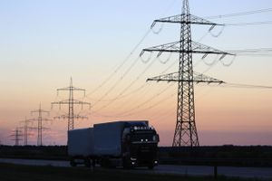 A truck travels along a highway past electricity towers and power lines near Lttow-Valluhn, Mecklenburg-Vorpommern, Germany, on Aug. 24, 2022. Foto: Bloomberg photo by Krisztian Bocsi.