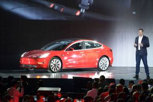 Teslas topchef, Elon Musk, ved præsentationen af den nye Model 3 i Fremont, USA i juli 2017. Selskabet er på grund af coronakrisen nu nødt til at skrære til, fordi USA nærmest er lukket ned. Foto: Andrej Sokolow/dpa/AP Foto.