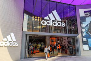 Adidas er blevet ramt af en byge af falske mails og pressemeddelser, der skal presse virksomheden til at give sine fabriksarbejdere bedre forhold. Foto: Imaginechina via AP Images.
