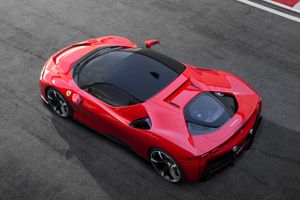 Ferrari har allerede hybridbiler på programmet. Her en Ferrari SF90 Stradale, men nu vil fabrkkken dedikere en ny produktionslinje til plug-in og elbiler. Foto: Reuters  