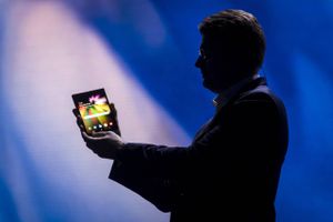 Justin Denison, senior vice president of Samsung Electronics America, speaks while holding the new Infinity Flex smartphone at Samsung's developers conference in San Francisco on Wednesday. Foto: Bloomberg photo by David Paul Morris/Bloomberg