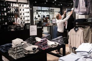 Uagtet en dalende forbrugertillid samt stor usikkerhed melder dele af detailhandlen om ny optimisme for de fysiske butikker. Det efter år med butiksdød i takt med ændrede indkøbsmønstre.