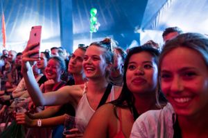 Roskilde Festival 2015: Festivalgæster fotograferer sig selv og deres oplevelser med kameraerne i deres telefoner. Selfie, smartphone, kameratelefon, iPhone. Foto: Janus Engel 
