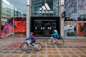 Sportskæden Adidas tager en flyvetur på den tyske børs.