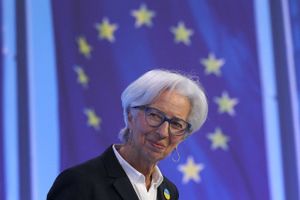 »Inflationen fortsætter med at overraske negativt på grund af uventet høje energipriser. Vi er parat til at gøre alt, der er nødvendigt, for at leve op til ECB’s mandat om at stræbe efter prisstabilitet og sikre den finansielle stabilitet,« siger Christine Lagarde, præsident for Den Europæiske Centralbank (ECB).