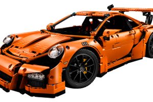 De færreste har råd til en rigtig Porsche og må nok nøjes med denne Lego-udgave af Porsche 911 GT3 RS. Porsche fabrikken er rigtig god til at tjene penge på hver bil, de sælger. Foto: Lego