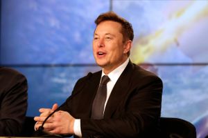 Elon Musk fra Tesla er ikke specielt imponeret over de mange topchefer med en MBA. Han mener, at de bør de kravle ud af deres excelark og bevæge sig rundt på fabriksgulvet i stedet. Foto: AP/John Raoux