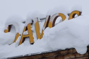 Sneen kan ligge højt i Davos, når World Economic Forum holder sit årsmøde i byen. I år kan det være lige meget, da årsmødet foregår virtuelt. Foto: AP/Markus Schreiber